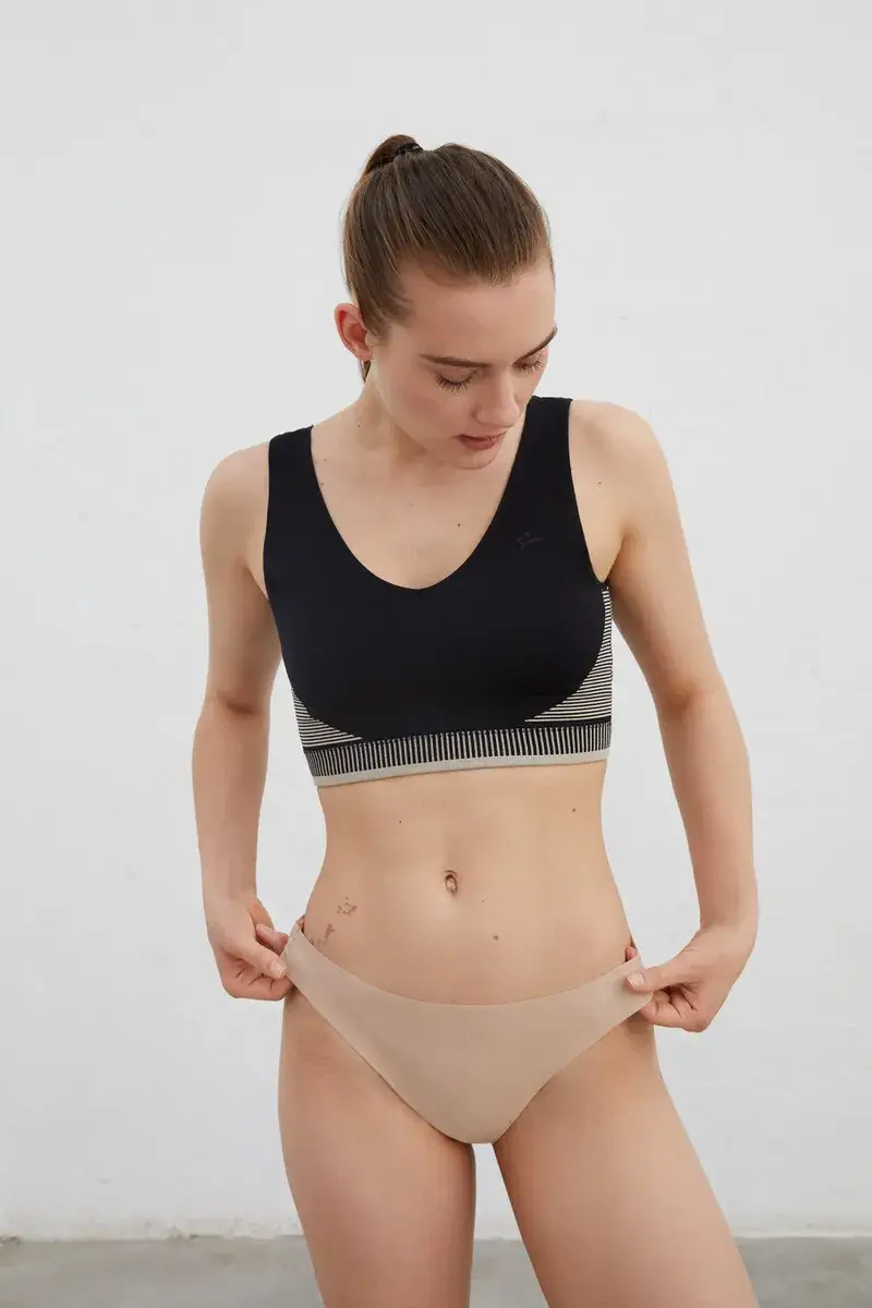 Nude laser-cut thongs